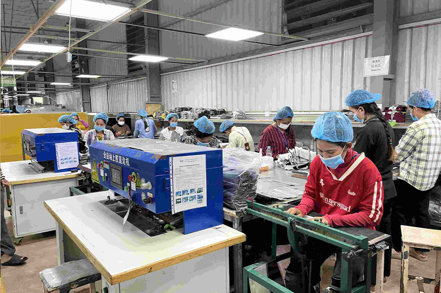 Leather gluing line of Synberry Bag